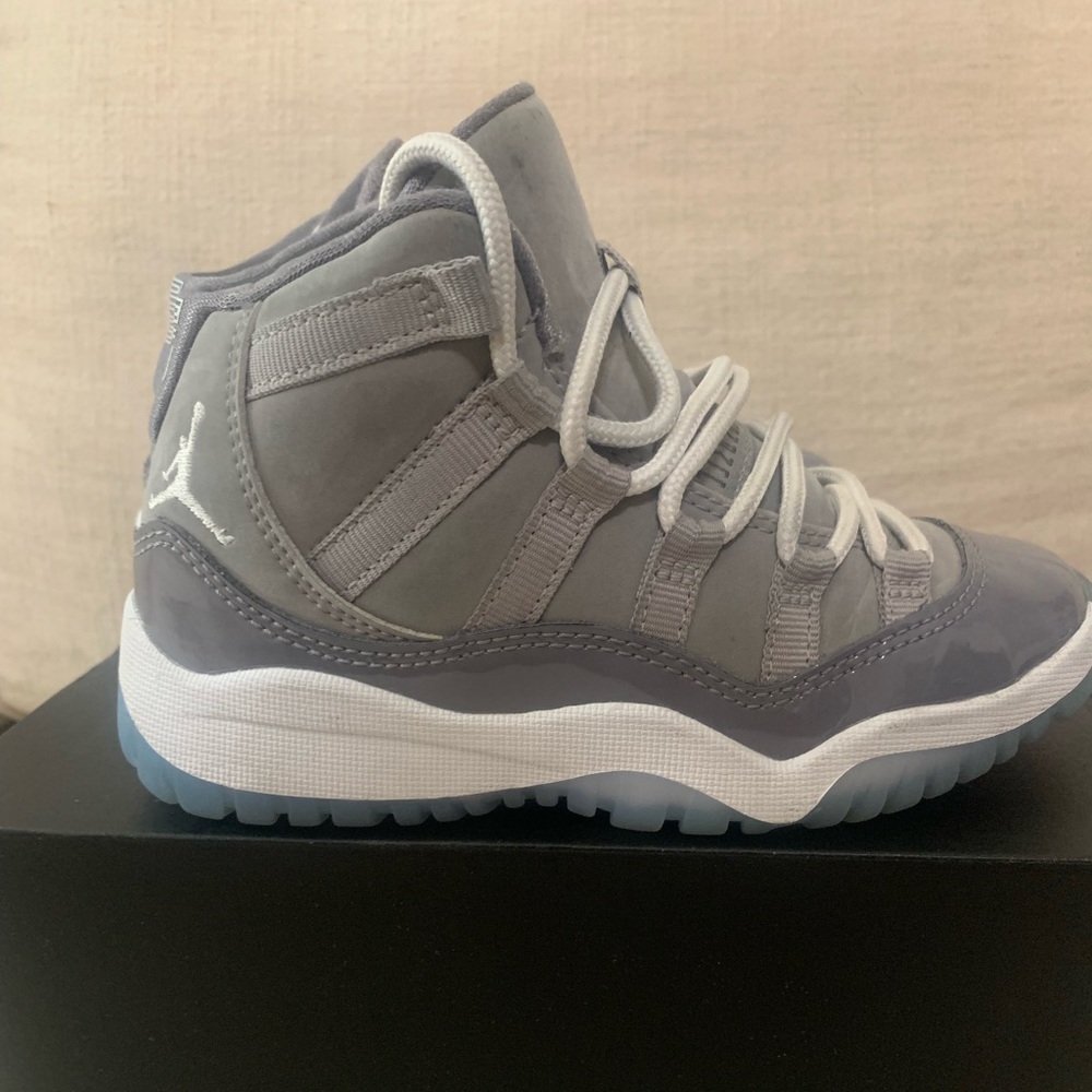 10c Cool gray patent leather. Gently used.